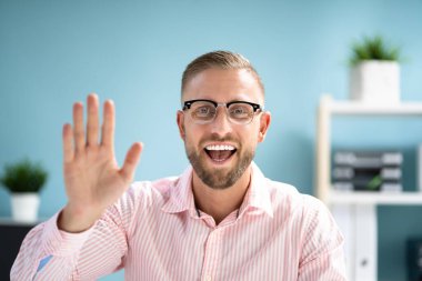 İnsan Portresi Video Konferansında Selam Veriyor