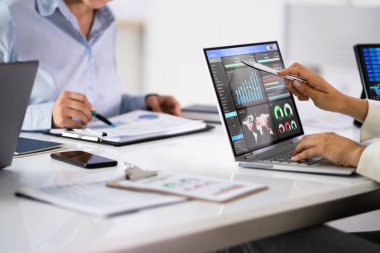 Veri Analisti KPI Kontrol Paneli Kullanıyor