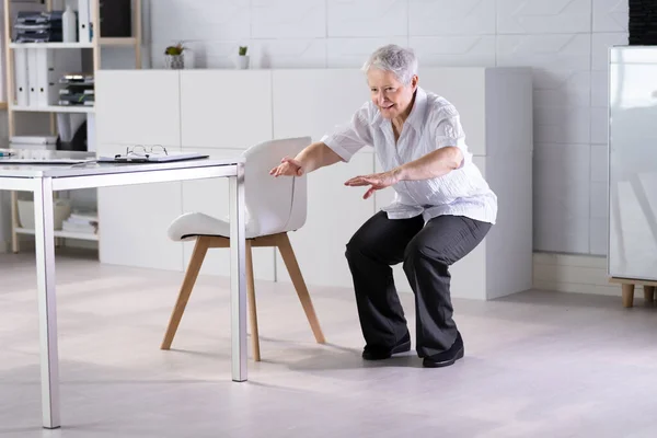 Feminino Fazendo Exercício Yoga Escritório Sente Estique Mesa — Fotografia de Stock