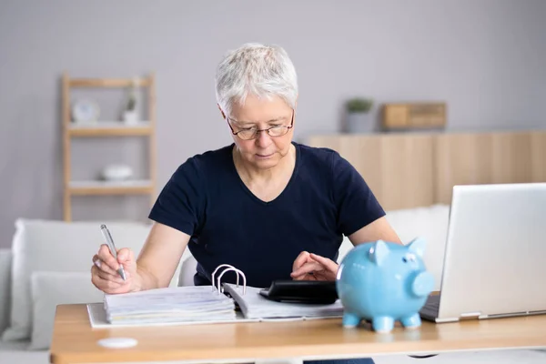 Senior Woman Calculating Bills Her Room — ストック写真