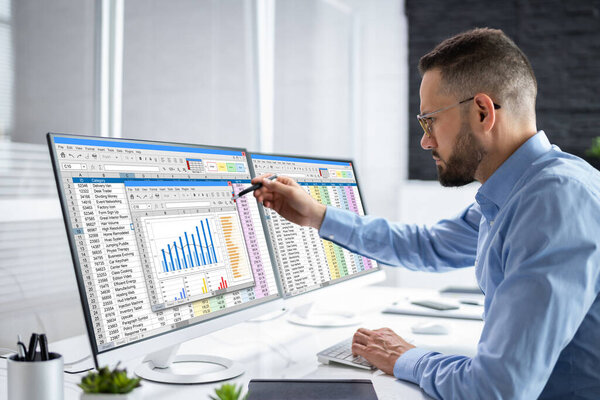 Аналитик, работающий с таблицами Бизнес-данные на компьютере