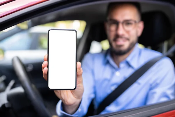 Άνδρας Χέρι Δείχνει Κινητό Τηλέφωνο Στο Αυτοκίνητο — Φωτογραφία Αρχείου