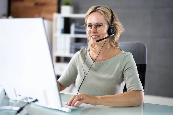 Agente Serviço Negócios Com Fone Ouvido Computador Telefone — Fotografia de Stock