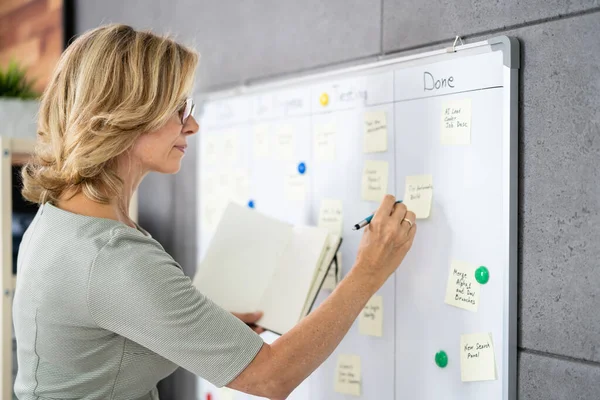 Kanban Business Board Klebezettel Der Wand Büro — Stockfoto