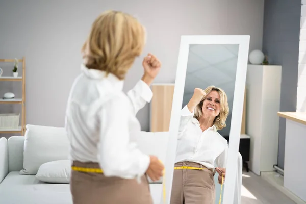 Lächelnde Schlanke Frau Die Ihr Spiegelbild Spiegel Betrachtet — Stockfoto