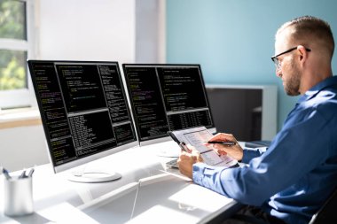 Bilgisayar Programcısı Ofisteki Bilgisayar Kodu Yazıyor