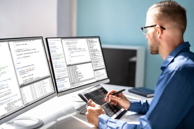 Bilgisayar Programcısı Ofisteki Bilgisayar Kodu Yazıyor