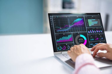 KPI İş Analitik Veri Kontrol Paneli. Analizci Bilgisayar Kullanıyor