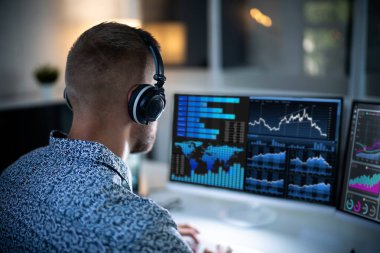 İş Analisti KPI Kontrol Paneli Kullanarak Geç Saatlere Kadar Çalışıyor