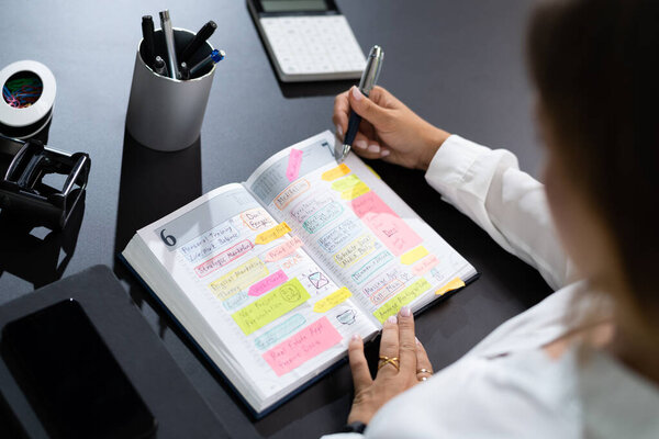 Посмотрите на расписание календаря Повестка дня или организатор за столом