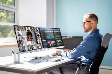 Ofiste Çevrimiçi Video Konferansı Toplantısı İzleniyor