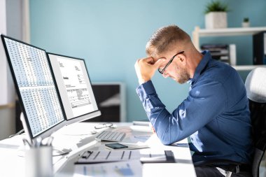 Ofis Bilgisayarında Vergi Faturası Hesaplayan Muhasebeci