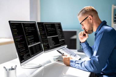 Bilgisayar Programcısı Ofisteki Bilgisayar Kodu Yazıyor