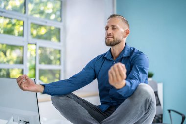 Çalışan Ofiste Akıl Sağlığı Yogası Meditasyonu Yapıyor