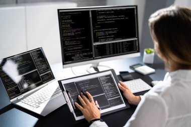 Bilgisayar üzerinde Web Geliştirici Programlama Yazılım Kodu