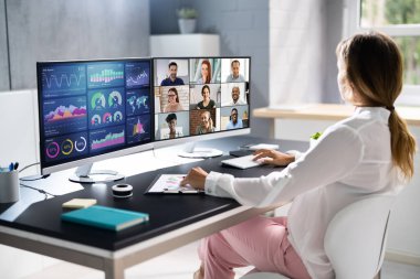 Çoklu Ekranda Çevrimiçi Video Konferansı Sanal Toplantı