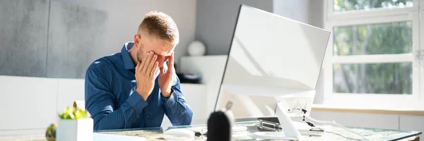 Stressed Sick Employee Man Computer Pain — Stockfoto