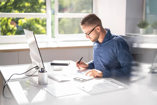 Boekhouder Met Behulp Van Factuur Software Computer Office — Stockfoto