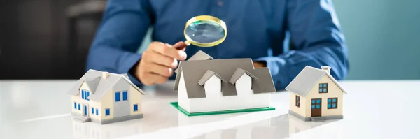 Inmobiliaria Casa Inspector Comprobación Propiedad Usando Lupa — Foto de Stock