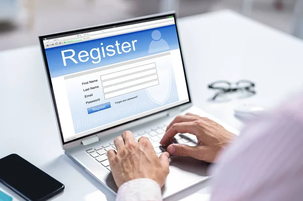 Zakenman Hand Neerlegging Online Registratieformulier Laptop — Stockfoto