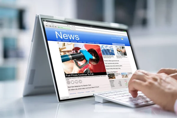 Man Reading News Website Computer Screen — Stock Photo, Image