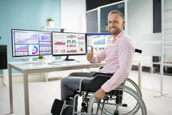 Business Data Analyst Man Använda Datorskärm — Stockfoto