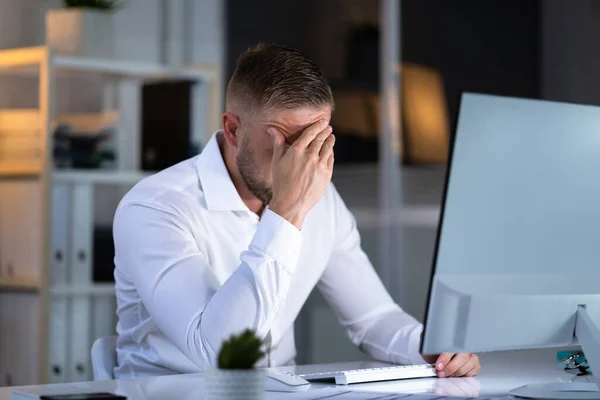 Stresszes Üzletember Dolgozik Késő Laptopon Irodában — Stock Fotó