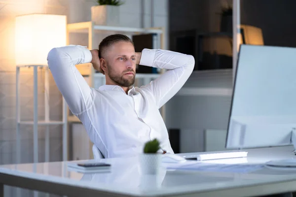 Empresário Sentado Cadeira Escritório Relaxante Perto Computador — Fotografia de Stock