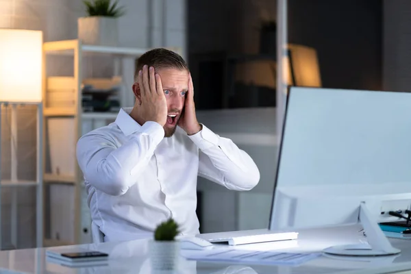 Frusztrált Üzletember Nézi Számítógép Képernyőjét Megdöbbenve — Stock Fotó