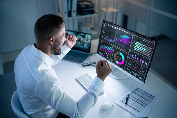 Excited Business Analyst Using Data Dashboard Computer Celebrating Win — Stock Photo, Image