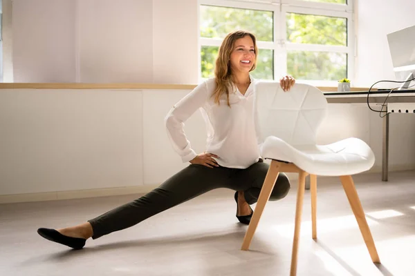 Yoga Workout Stehen Und Workout Der Nähe Von Business Computern — Stockfoto