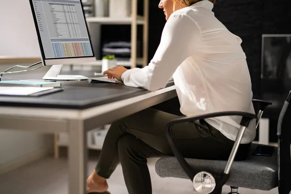 Mujer Sentada Mala Postura Trabajando Computadora Oficina — Foto de Stock