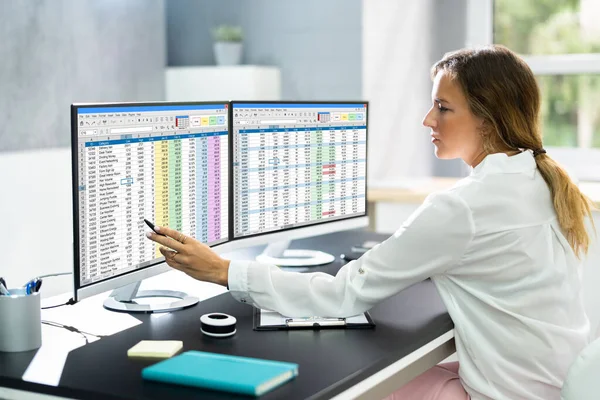 Perempuan Analis Data Menggunakan Spreadsheet Pada Komputer — Stok Foto