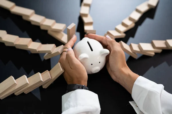 Hand Schützt Bargeld Vor Domino Risiko — Stockfoto