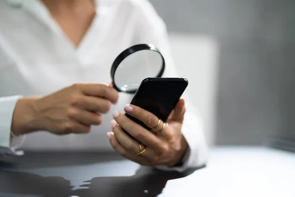 Förstoringsglas Läsa Smartphone Eller Mobila Människor Teknikkoncept — Stockfoto
