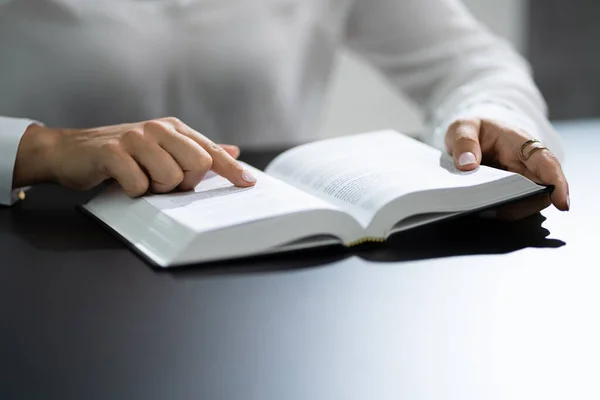 Жінка Молителька Яка Читає Біблію Руками — стокове фото