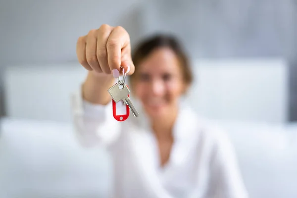 Woman Holding New Real Estate House Key — Stock Photo, Image