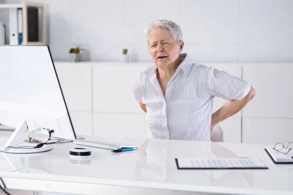 Frau Mit Rückenschmerzen Schlechte Bürohaltung — Stockfoto