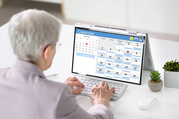 コンバーチブルラップトップ上のオンラインカレンダービジネスプランナー — ストック写真