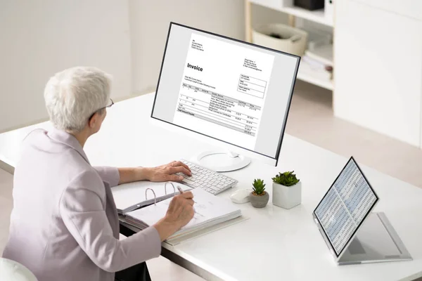 Bedrijfsboekhouder Berekening Van Belastingfactuur Office — Stockfoto