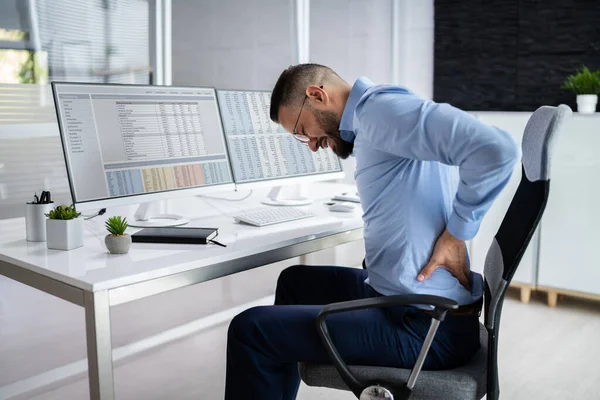 Mann Mit Rückenschmerzen Schlechte Bürohaltung — Stockfoto