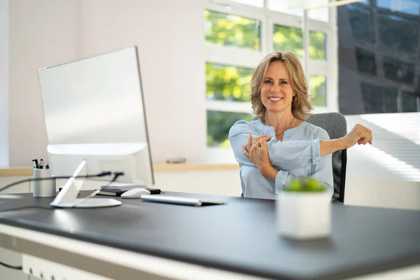 Advisor Woman Relaxing Office Chair Desk — Stockfoto