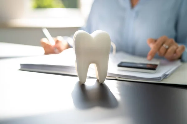 Pieniądze Ubezpieczenia Dentystycznego Dentysta Service Desk Implant Pieniądze — Zdjęcie stockowe