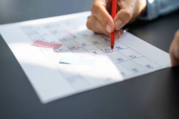 Calendário Prazo Limite Mulher Jovem Segurando Caneta Data Marcação — Fotografia de Stock