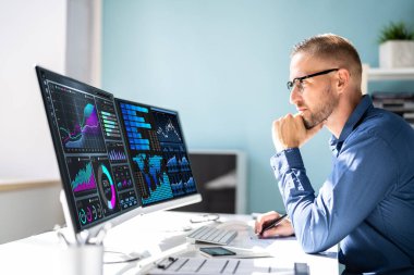 KPI İş Analitik Veri Kontrol Paneli. Analizci Bilgisayar Kullanıyor