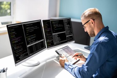 Bilgisayar Programcısı Ofisteki Bilgisayar Kodu Yazıyor