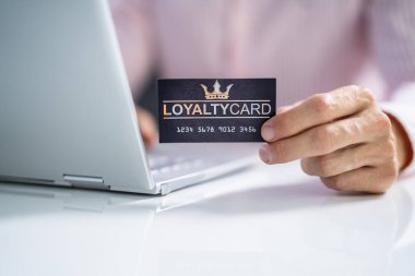 Hand Holding Sadakat Ödülleri Bonus Program Kartı