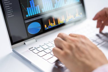 KPI İş Analitik Veri Kontrol Paneli. Analizci Bilgisayar Kullanıyor