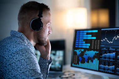 İş Analisti KPI Kontrol Paneli Kullanarak Geç Saatlere Kadar Çalışıyor