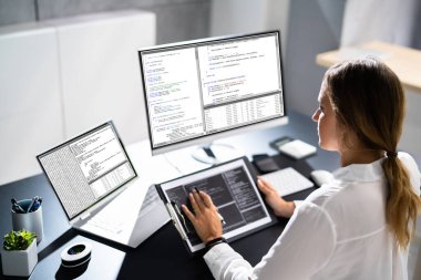 Bilgisayar üzerinde Web Geliştirici Programlama Yazılım Kodu